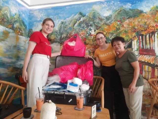 Merci infiniment à Clara et Éden pour leur don de masques chirurgicaux et matériel scolaire. Ils iront aux enfants de 2 nouveaux centres que nous souhaitons aider. 
On vous tient au courant!! 
#labonneetoileorg #laeticiahallyday #benevoles #solidarité #humanitaire #vietnam