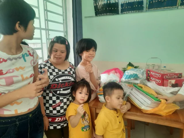 Les dons de Clara et Eden ont été distribués aux foyers Tu Tam et Thien Phuoc 📒🖍️😷
Merci Kim, merci Marion d’être à nos côtés sur place depuis tant d’année 💞
#labonneetoileorg #laeticiahallyday #don #solidarité #humanitaire #vietnam