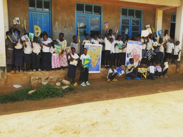 Les nouvelles fournitures scolaires sont arrivées à Visiki 🎉📚✏️
#labonneetoileorg #laeticiahallyday #sosenfants #ecole #materielscolaire #livres #education #visiki #rdcongo