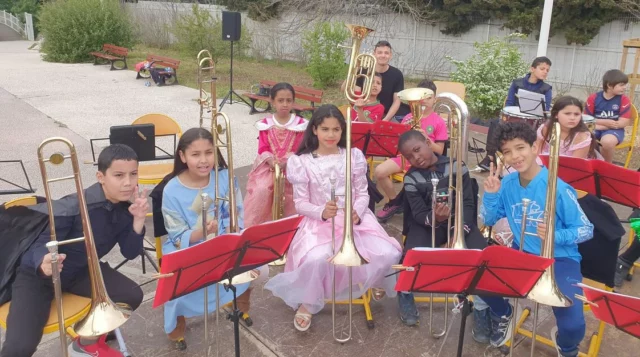 Nos petits musiciens de l’école Longepierre de Toulon 🥰🥰🥰
Ils ont joué devant 400 personnes dans la cour de l’école accompagnés de leurs professeurs de l’orchestre de la Marine Nationale 🤩
On est si fiers d’eux 🎶
#musicistheanswer 
#labonneetoileorg #orchestrealecole #laeticiahallyday #orchestre #musique #enfants #ecole #solidarité