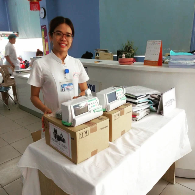 Nous avons fait don de 2 nouvelles pompes à perfusion pour l’unité de soins intensifs du département pédiatrique de l’hôpital général de Hué. 
Elles sont bien arrivées à destination! ❤️‍🩹🏩
#labonneetoileorg #laeticiahallyday #aidemedicale #soinsintensifs #materielmedical #don #humanitaire #vietnam